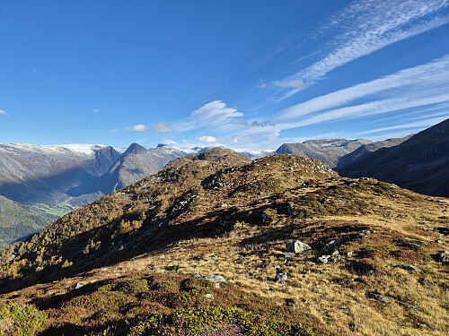 Middagshaugen sett frå Skredfjellet