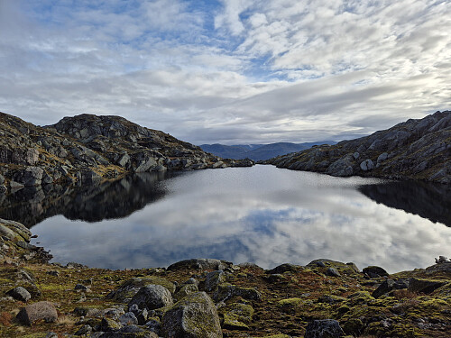 Vatnet før toppen av Svarteknibba. Eg gjekk på nordsida av vatnet.