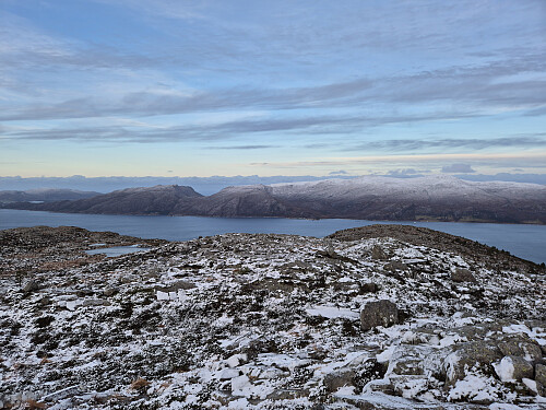 Utsikt sørvestover mot Kalvåg frå Trælvikfjellet