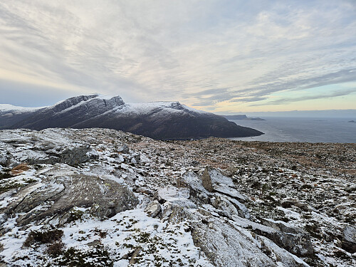 Utsikt sørvover frå Trælvikfjellet mot Rognen