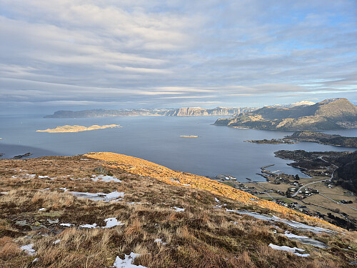 Vel oppe på Gangeskaregga Nord. Utsikt mot Stadt. 