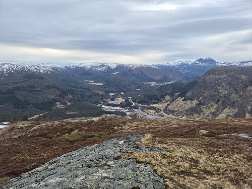 Utsikt frå Nova. Litt snø i høgda enno. 