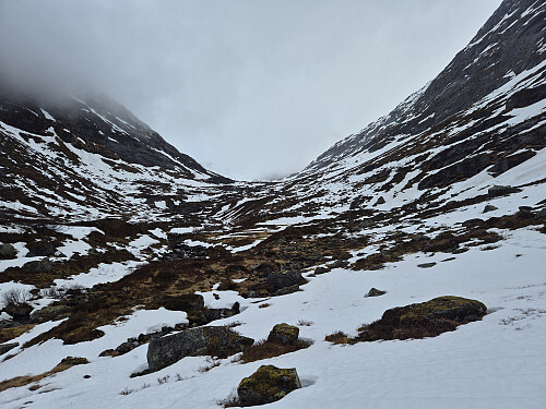Så langt kom eg utan å bli for mykje blaut på beina. Dalevatnet er litt lenger inne. 