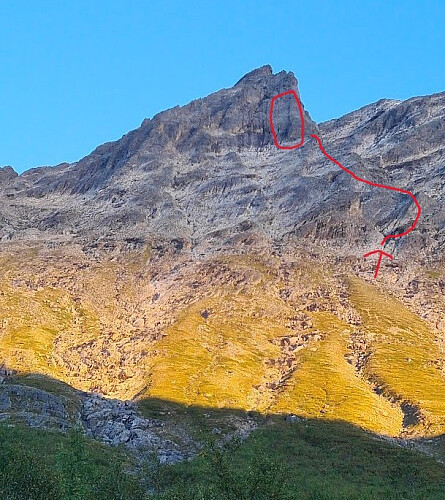 Oversiktsbilde, med drømmediedret og innsteget (skyggepartiet helt nederst) markert med sirkel. Pilen viser kløftet mellom de to "pyramidene" hvor vi gjekk, med ruta deretter markert med rødt. Alterativt kan man krysse svaet rett til venstre foran den venstre "pyramiden" - eller følge normalruta for å så krysse svaene og gå rett opp. Tror det sistnevnte ville vært det beste alternativet!