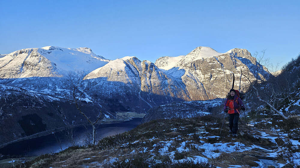 På veien opp til hytta, med Dukhornet i bakgrunnen.