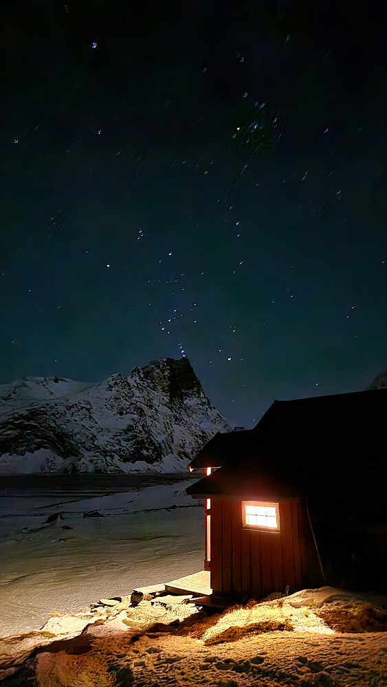 Hornindalsrokken, hytta og stjernehimmel.