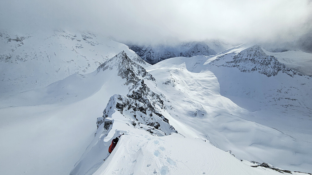 Siste dame opp Lille Brekketinden. Må bare komme over den der skavlen først.
