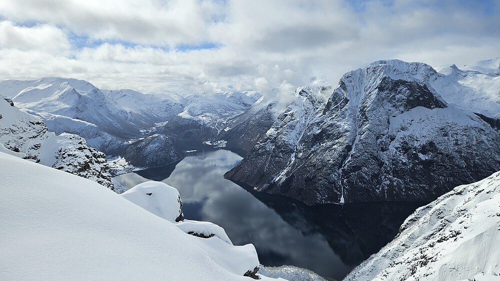 Utsikten fra skaret mellom Jakta og Risenosa.