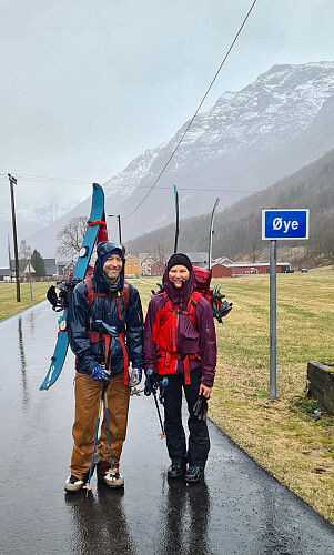 Våt stemning på veien mot Øye.