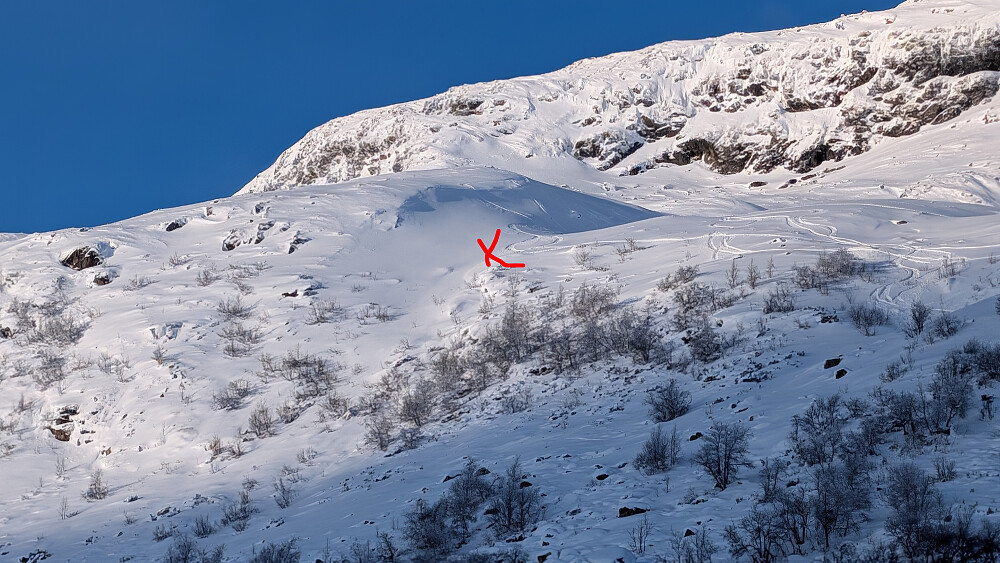Ved det røde krysset var vi på vei ned renneformasjonen. Et par svinger ned merket jeg at snødekket "ga etter" og skytende sprekker oppsto. Ser ikke så bratt ut, men var skikkelig ekkelt. Fikk traversert ut til høyre sett nedenfra og trygg grunn.