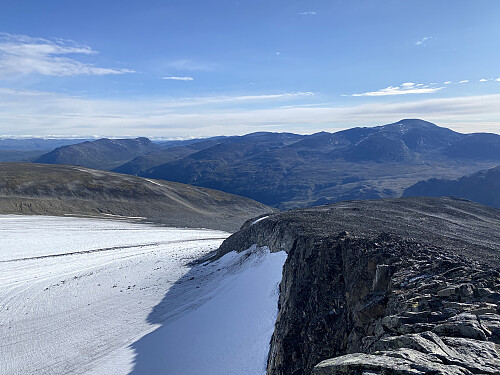 Mot Styggebreen og bl.a. Glittertinden 2 timer etter turstart. Det er skremmende lite igjen av toppbreen nå!