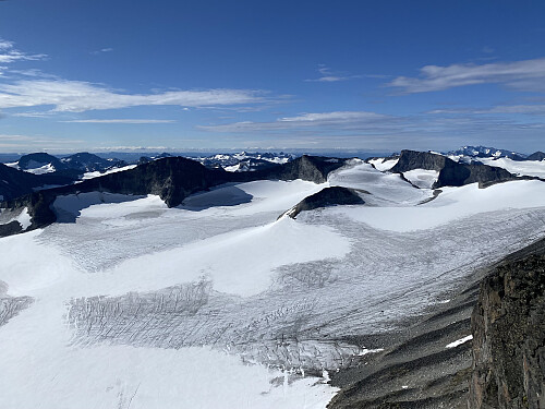 Fra Keilhaus topp mot Svellnosbreen omkranset av bl.a. Tverråtindane og Bukkehø