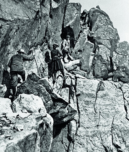 Uten sammenlikning for øvrig, men galleriene er en legendarisk passasje på Storen! Bildet viser William Cecil Slingsby, Therese Bertheau og Ola Berge på galleriene sommeren 1900