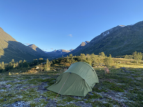 Nydelig kveld på teltplassen med utsikt innover Leirdalen