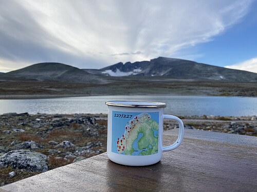 Storfornøyd etter Snøhettatraversen med fullført toppliste 2000m pf≥30m for hele Norge. Turkoppen fra min gode kollega og turkamerat var et bra frampek!