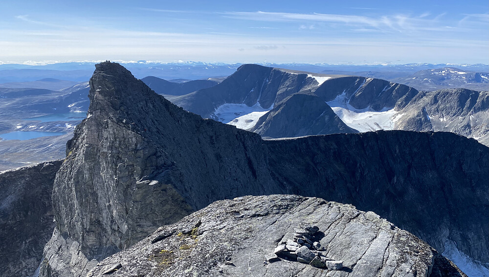 Vesttoppen (med folk på toppen) sett fra Hettpiggen. Herifra innbyr den til stor respekt!