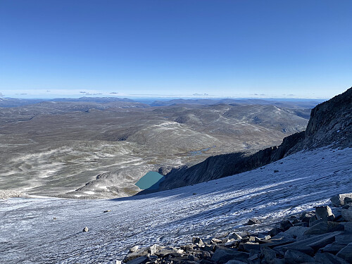 Breresten på baksida av stortoppen. Akkurat her i morgenskyggen er steinene glatte av rim