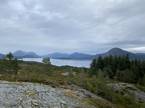 Mot Jendemsfjellet og Elnesvågen