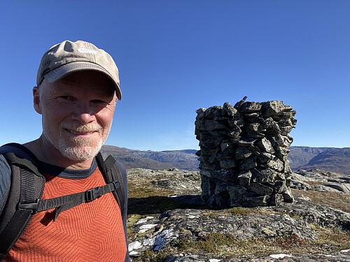 Fornøyd ved den staselige toppvarden