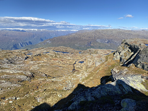 På pynten 400m NØ for toppen med utsikt i retning Lotevatnet