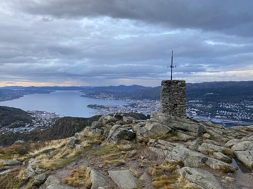 Den staselige toppvarden med utsikt mot Bergen sentrum og Byfjorden
