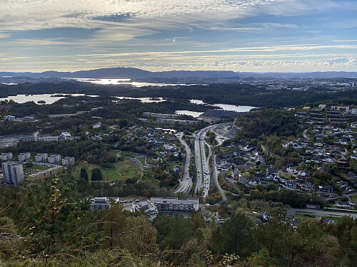 I oppstigningen mot Lyderhorn med utsikt mot Sotra og trafikkmaskinen som leder dit ut, og som Lyderhorntunnelen er en del av