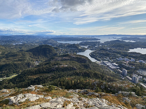 Fra oppunder toppen med utsikt mot Haakonsvern og Flesland