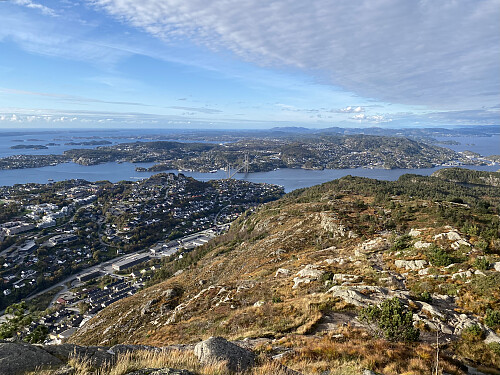 På toppen av Lyderhorn med utsikt mot Askøy
