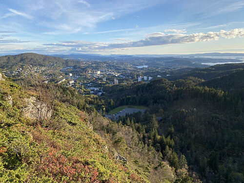 I oppstigningen mot Olsokfjellet med utsikt mot Fyllingsdalen og etappens utgangspunkt