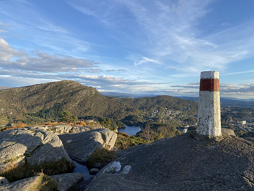 På toppen av Olsokfjellet med utsikt over til Løvstakken og Gullsteinen