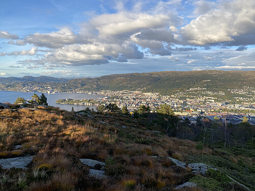 På toppen av Damsgårdsfjellet med utsikt mot Bergen sentrum