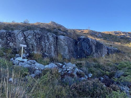 Dalslegå, gammal gjetarbu sørvest for Kigjavatnet. Posisjon 32V 288328 6567819 (UTM). Det er fleire slike på Sør-Karmøy