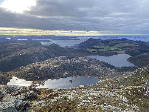 På «haifinnen» med utsikt mot Tibergfjelltjødnane og Regnarvatnet, Leite, Jørpeland og bylandet