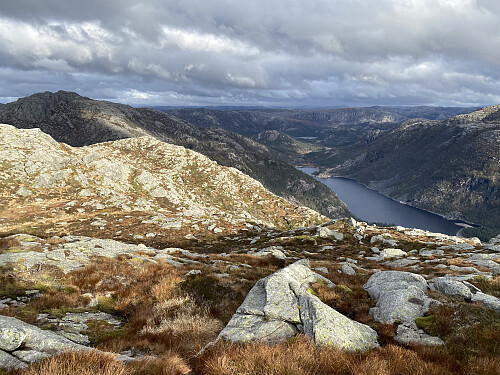 På veg mot hovudtoppen med utsikt mot Grimsli og Ternefjell