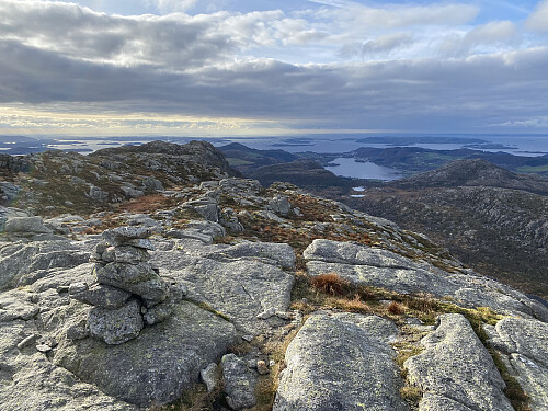 På hovudtoppen med utsikt mot Bjørheimsvatnet og Tau