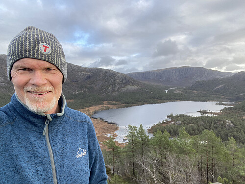 Fornøgd på Solknuten, her mot Forenesvatnet