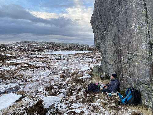 Mat- og kaffipause i ei fin livdakrå. Ellers var det lite anna som varma!