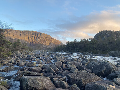 Opp langs Longavassåna, mens kveldssola gyller Vardhusheia
