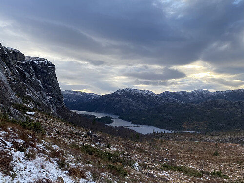 Mot Longavatnet under Vardhusheia