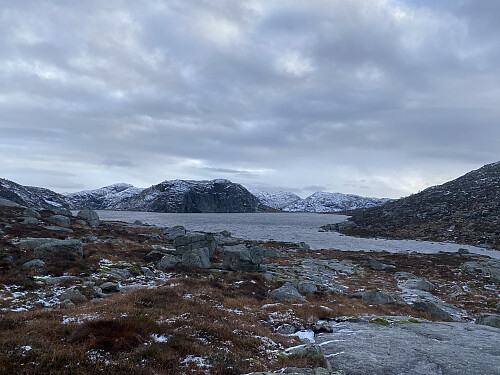 Ved utløpet av Brogavatnet med Brogavassklubben sentralt