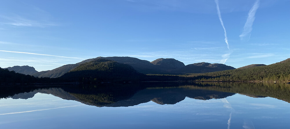 Idyll i paradiset! Me ser Tibergfjell, Ternefjell, Reinaknuten og Skorafjellet med Solknuten nærast Forenesvatnet