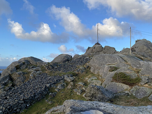 Mot toppen av Syreglånå. Vi ser rampa tyskerne bygde for å få opp radaren og litt av radaren mellom toppunktene