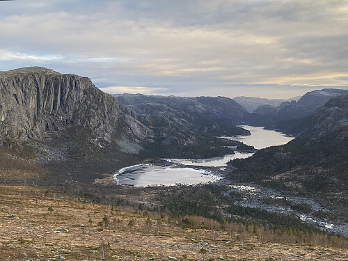 Retur med utsikt mot Longavatnet under Vardhusheia. Eit favorittmotiv, ikkje minst i vakkert vinterlys som her!