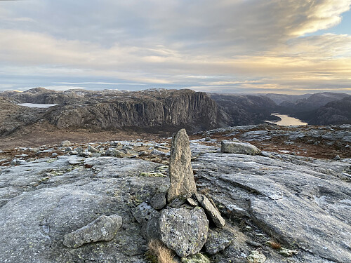 Mot Vardhusheia, Brogavatnet og Longavatnet