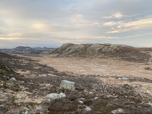 Gjennom Ølskar mot Grautabotn. Salane dominerer til høgre