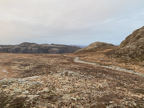 Mot Grautåna og Øvre Daurmålsknuten med Almåsen på andre sida av Tysdalsvatnet