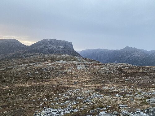 Mot Reinaknuten og Lauvåsen på andre sida av Tysdalsvatnet