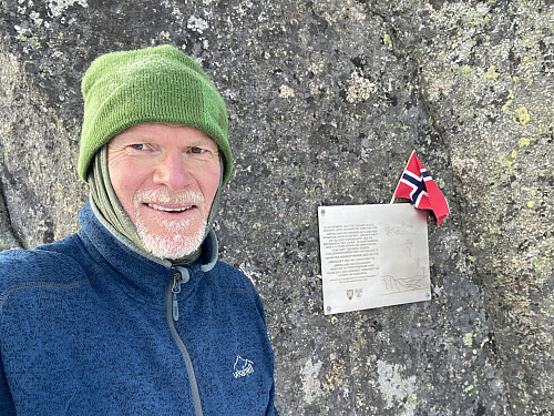 Ved minnesmerket etter flysleppet på Brogaheia