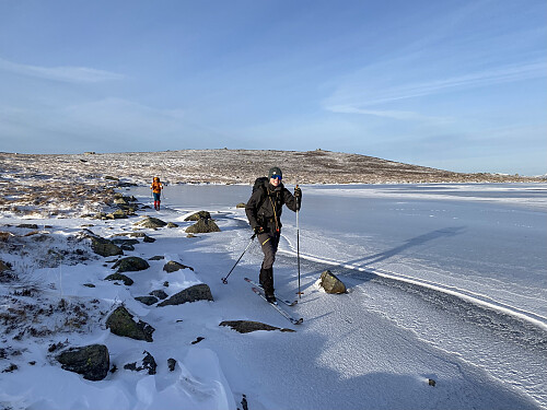 I fint driv langs vasskanten