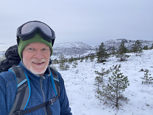 Fornøgd på tur, her med Reinaknuten som bakteppe